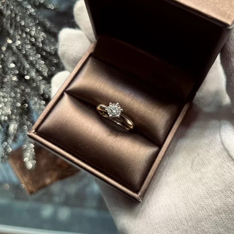 Pierścionek z diamentem w pudełku, Jubiler Kraków BigDIAMOND