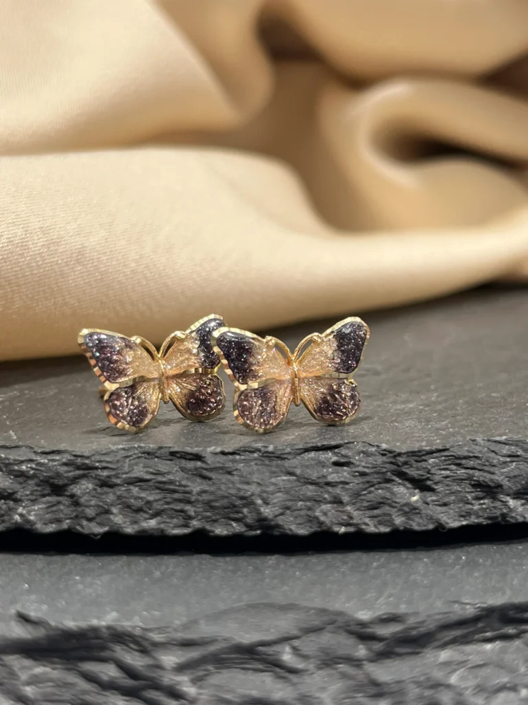 Kolczyki Handmade Kraków – Wyjątkowa Biżuteria Ręcznie Robiona od BigDIAMOND 18 Złote kolczyki motyle na tle kamienia