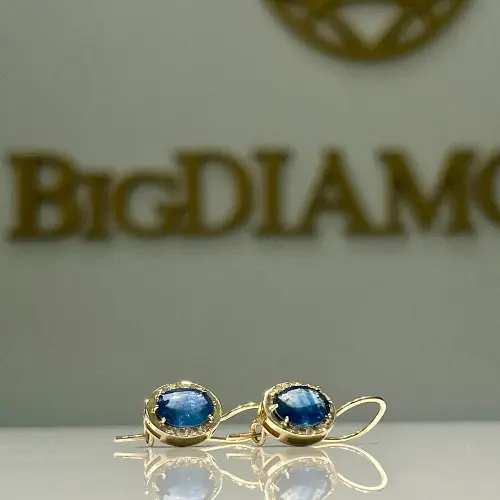 Jubiler Kraków Sklep – Pierścionki, Obrączki, Biżuteria BigDIAMOND 3 Złote kolczyki z szafirami na tle loga firmy BigDIAMOND
