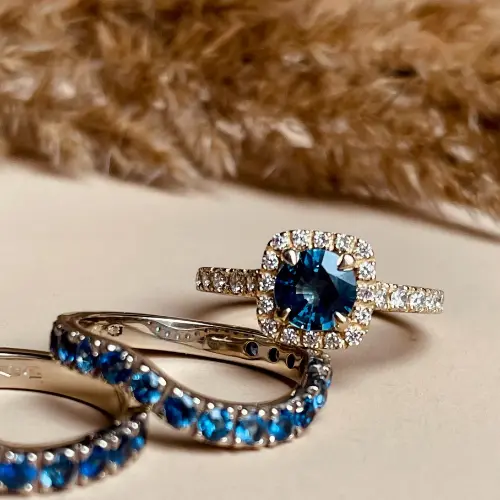 Jubiler Kraków Sklep – Pierścionki, Obrączki, Biżuteria BigDIAMOND 7 Złote pierścionki z niebieskimi kamieniami i diamentami od BigDiamond - Jubiler Kraków