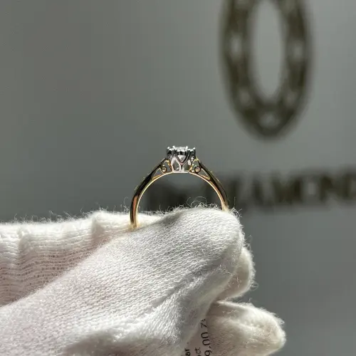 Jubiler Kraków Sklep – Pierścionki, Obrączki, Biżuteria BigDIAMOND 5 Złoty pierścionek zrobiony w pracowni złotniczej z diamentem trzymany w rękawiczkach