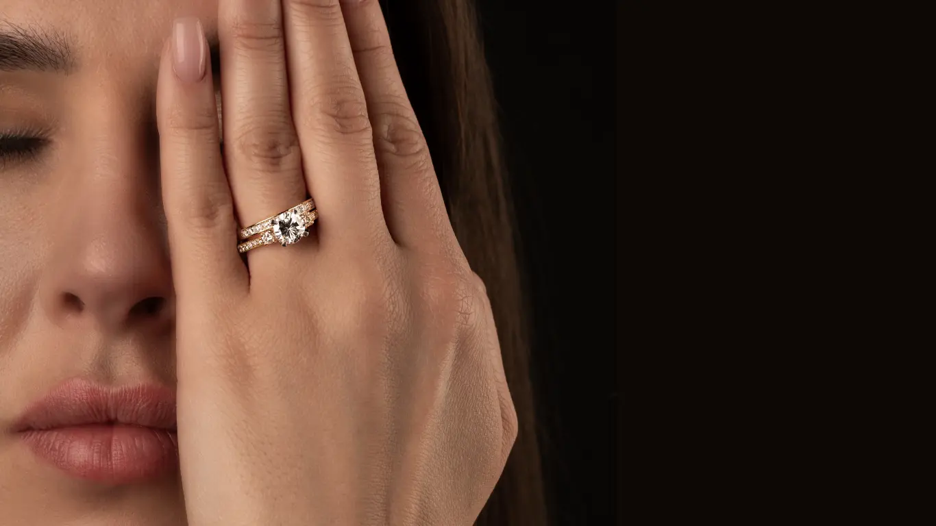 Pierścionek zaręczynowy z diamentem na dłoni - BigDiamond