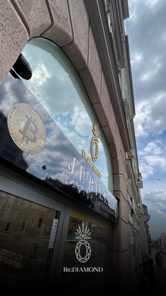 Pierścionek Owalny: Elegancja i Styl w Jednym 5 Fasada sklepu BigDIAMOND w Krakowie z szyldem "Jubiler" i logo przedstawiającym diament. Złotnik Kraków