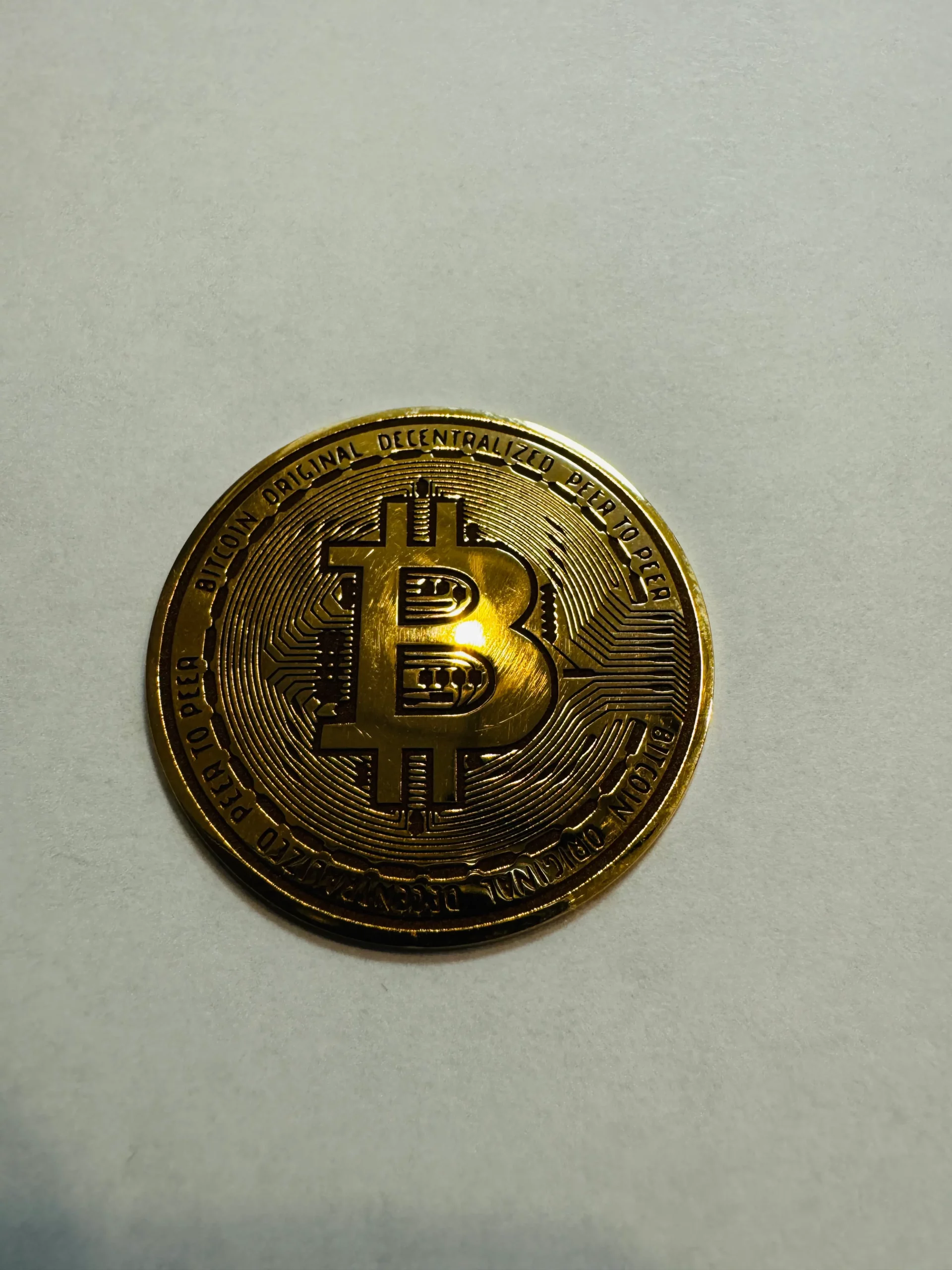 Złoty Bitcoin - BigDIAMOND Jubiler Kraków 4 Złoty Bitcoin 585 – awers monety z symbolem Bitcoin i napisem „Bitcoin Original Decentralized Peer-to-Peer”.