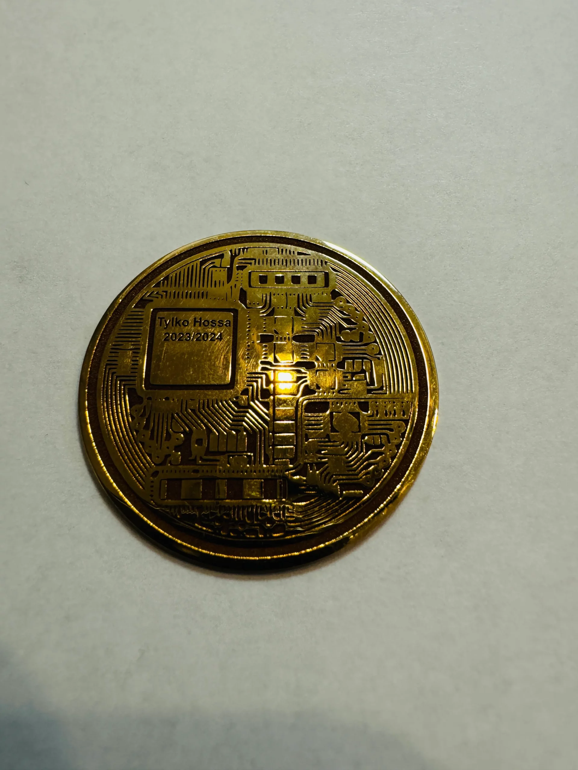 Złoty Bitcoin - BigDIAMOND Jubiler Kraków 3 Złoty Bitcoin 585 – rewers monety z detalami obwodów i układu scalonego z napisem „Tylko Hossa 2023/2024”.