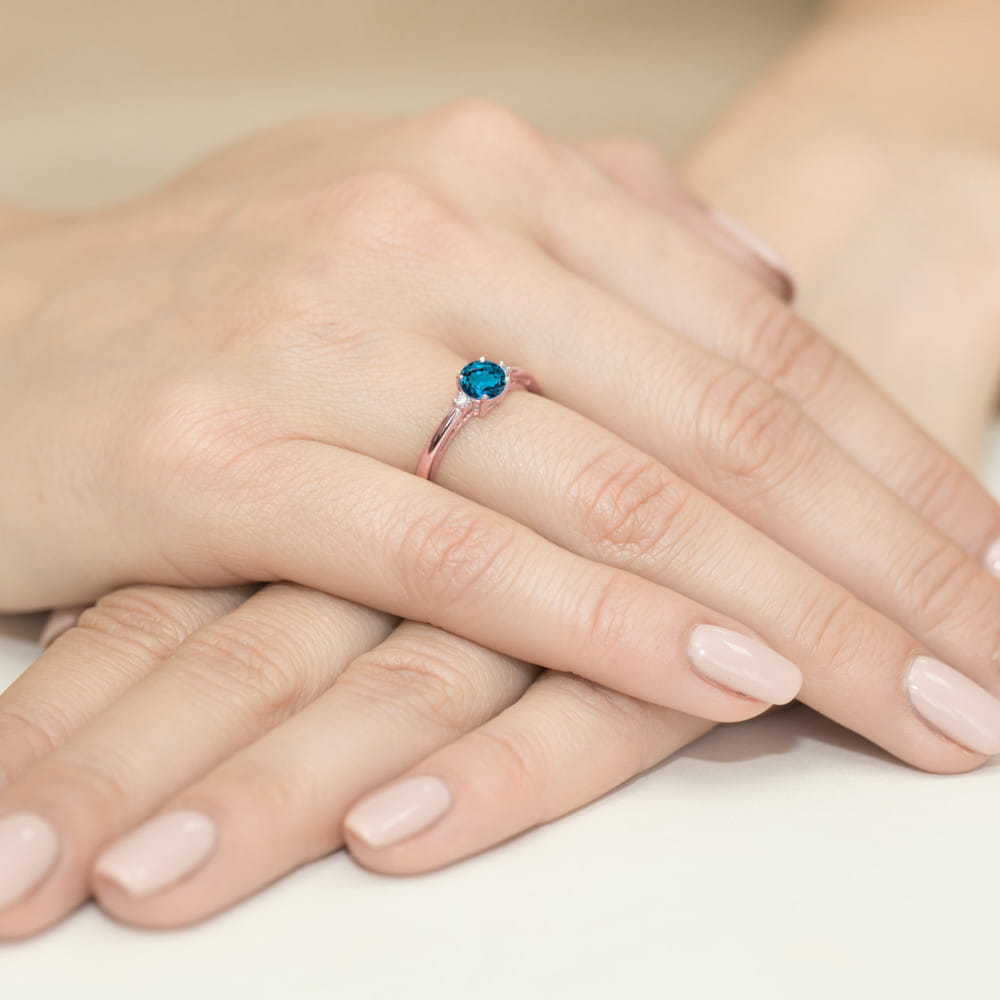 Pierścionek Topaz London Blue 0,50ct różowe złoto 4 Pierścionek Topaz London Blue 0,50ct różowe złoto - obrazek 4