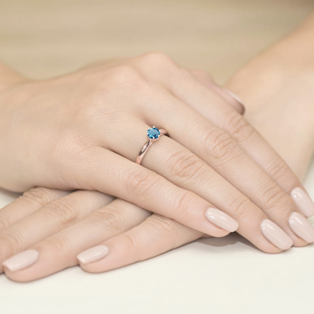 Pierścionek Topaz London Blue 0,50ct różowe złoto 4 Pierścionek Topaz London Blue 0,50ct różowe złoto - obrazek 4