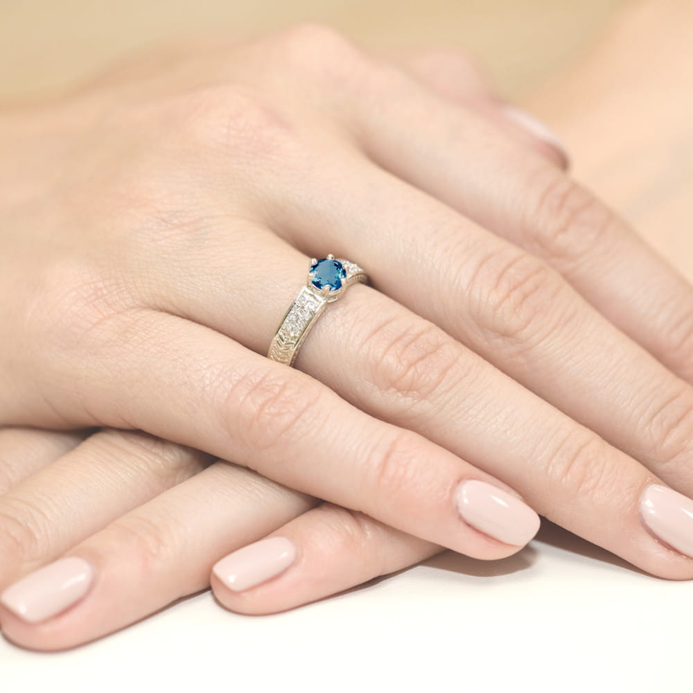 Pierścionek Topaz London Blue 0,50ct białe złoto 4 Pierścionek Topaz London Blue 0,50ct białe złoto - obrazek 4
