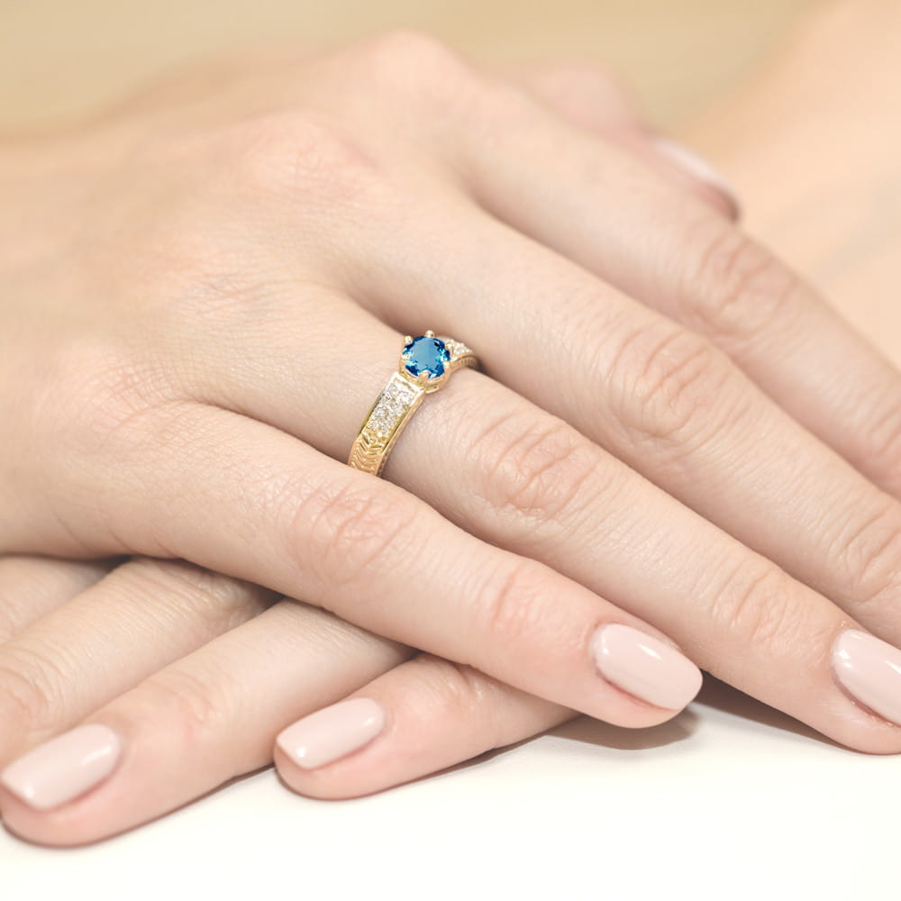 Pierścionek Topaz London Blue 0,50ct żółte złoto 4 Pierścionek Topaz London Blue 0,50ct żółte złoto - obrazek 4