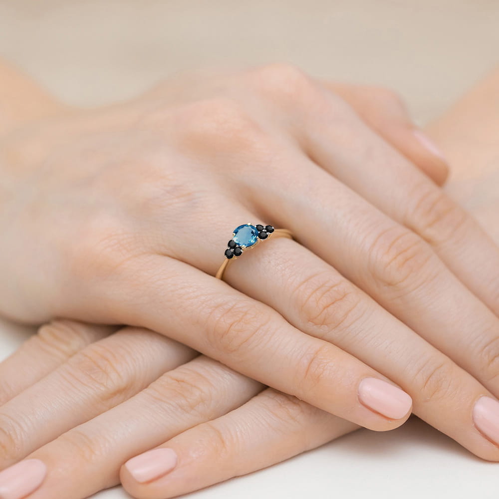 Pierścionek Topaz London Blue 0,50ct żółte złoto 4 Pierścionek Topaz London Blue 0,50ct żółte złoto - obrazek 4