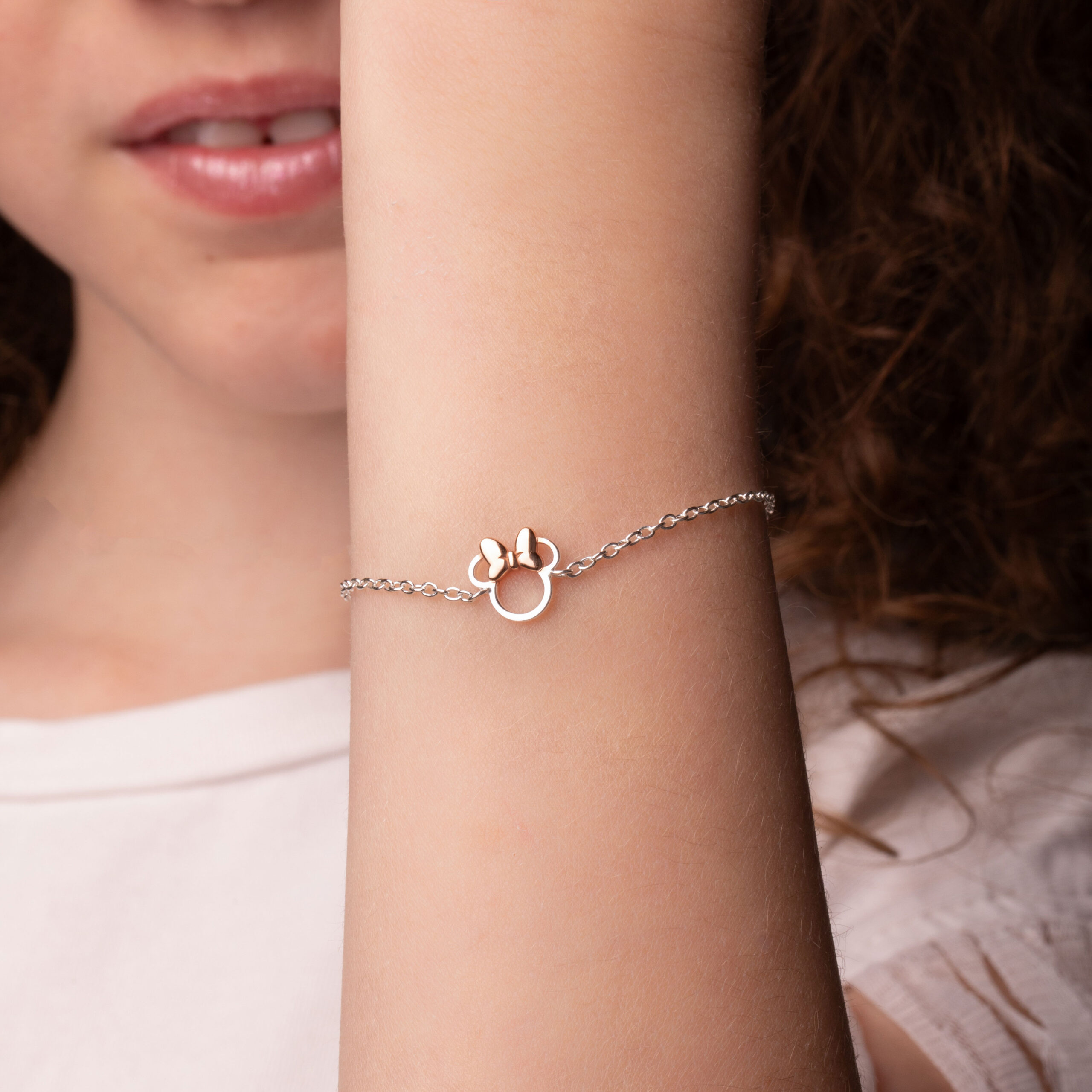 Bransoletka Disney Minnie – srebro 925 z różową kokardką – BigDIAMOND Jubiler Kraków 1 Srebrna bransoletka Disney Minnie z różową kokardą z różowego złota