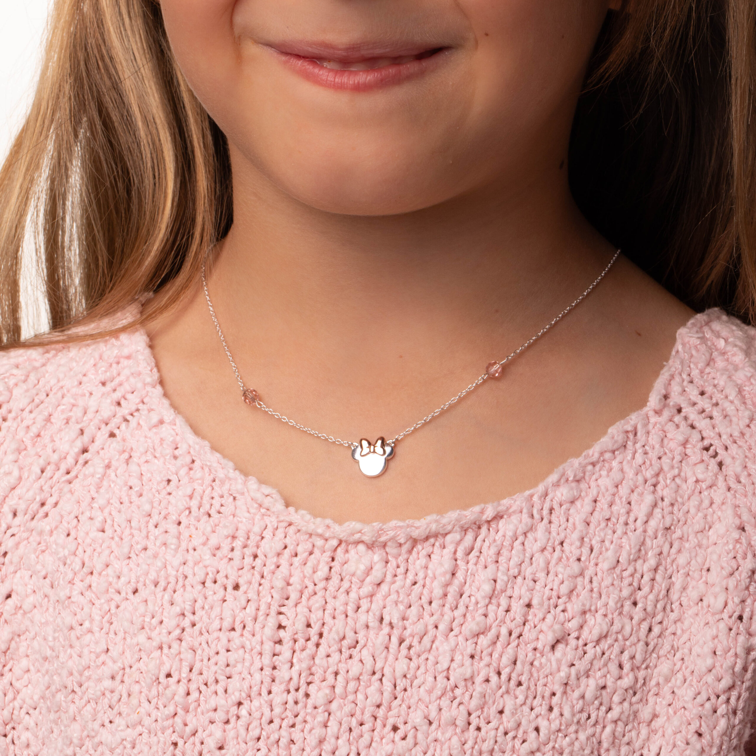 Naszyjnik Disney Minnie – srebro 925, różowe kryształki i kokardka – BigDIAMOND Jubiler Kraków 1 Naszyjnik Disney Minnie na szyi dziecka – srebro 925 z różowymi elementami