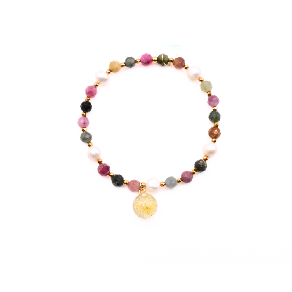 Bransoletka z dmuchawcem – ametyst, perły i żywica z żółtym akcentem – BigDIAMOND Jubiler Kraków 1 Bransoletka handmade z turmalinów i pereł, z zawieszką z żywicy – widok z góry.