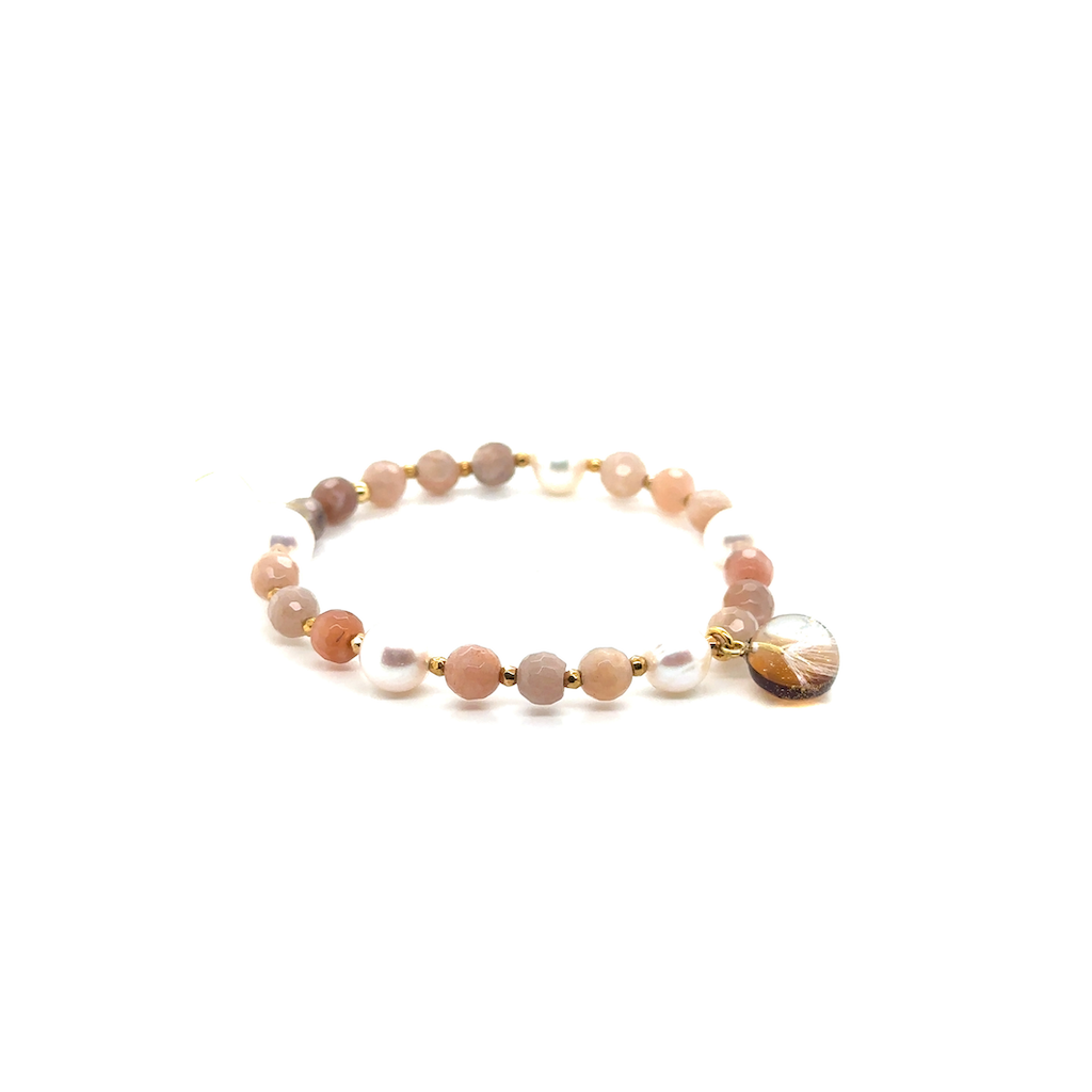 Bransoletka z dmuchawcem – brązowe kamienie, perły i zawieszka z żywicy – BigDIAMOND Jubiler Kraków 3 Bransoletka handmade z pereł i brązowych kamieni – widok boczny, zawieszka z dmuchawcem w żywicy.