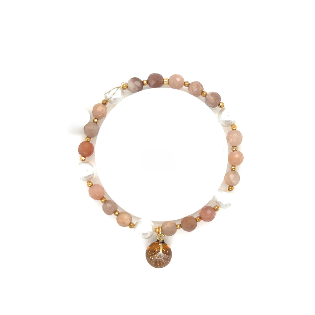 Bransoletka z dmuchawcem – brązowe kamienie, perły i zawieszka z żywicy – BigDIAMOND Jubiler Kraków 1 Bransoletka handmade z pereł i kamieni w brązowych odcieniach, z zawieszką z żywicy – perspektywa.