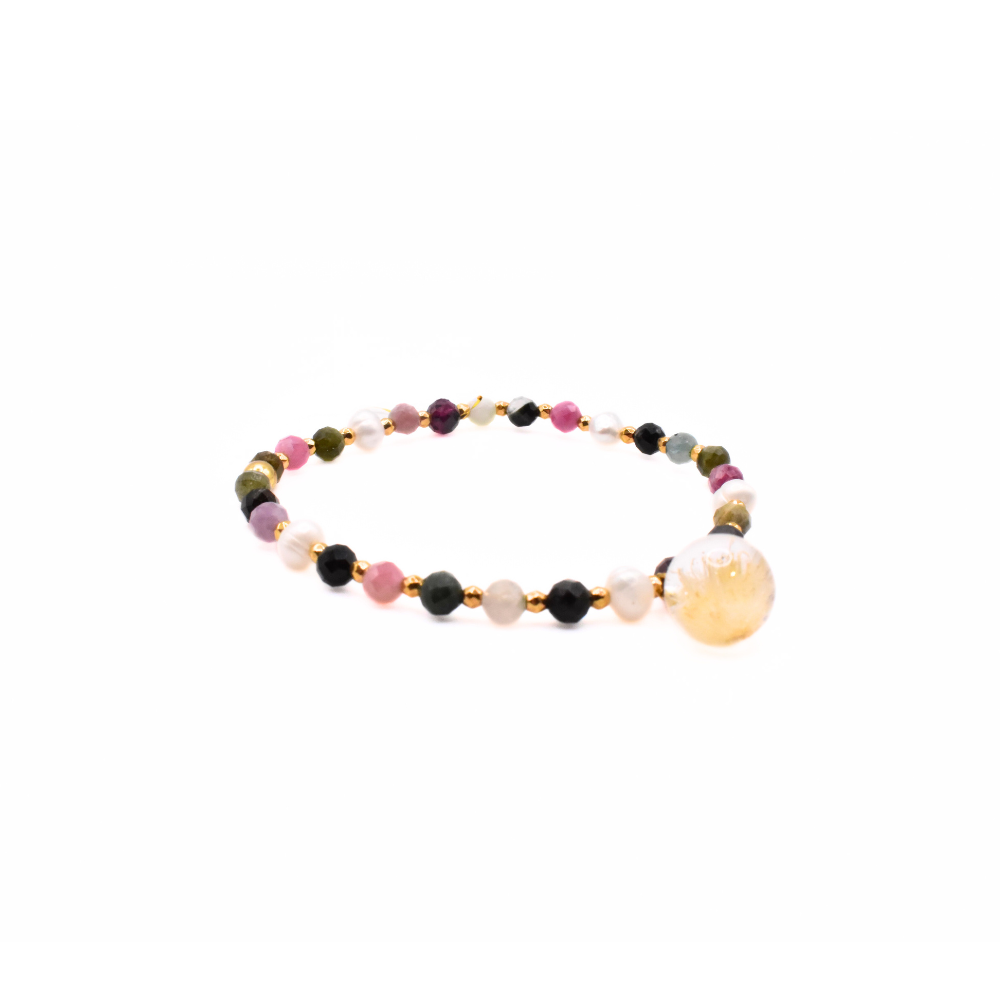 Bransoletka z dmuchawcem – wielokolorowe kamienie i perły z zawieszką z żywicy – BigDIAMOND Jubiler Kraków 2 Bransoletka handmade z kamieni i pereł, z zawieszką z żywicy w złotym kolorze – ujęcie boczne.