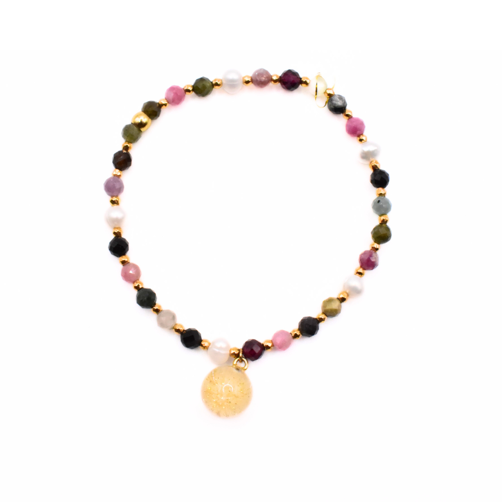 Bransoletka z dmuchawcem – wielokolorowe kamienie i perły z zawieszką z żywicy – BigDIAMOND Jubiler Kraków 1 Bransoletka handmade z wielokolorowych kamieni i pereł, z zawieszką z żywicy w złotym odcieniu z dmuchawcem – widok z góry.
