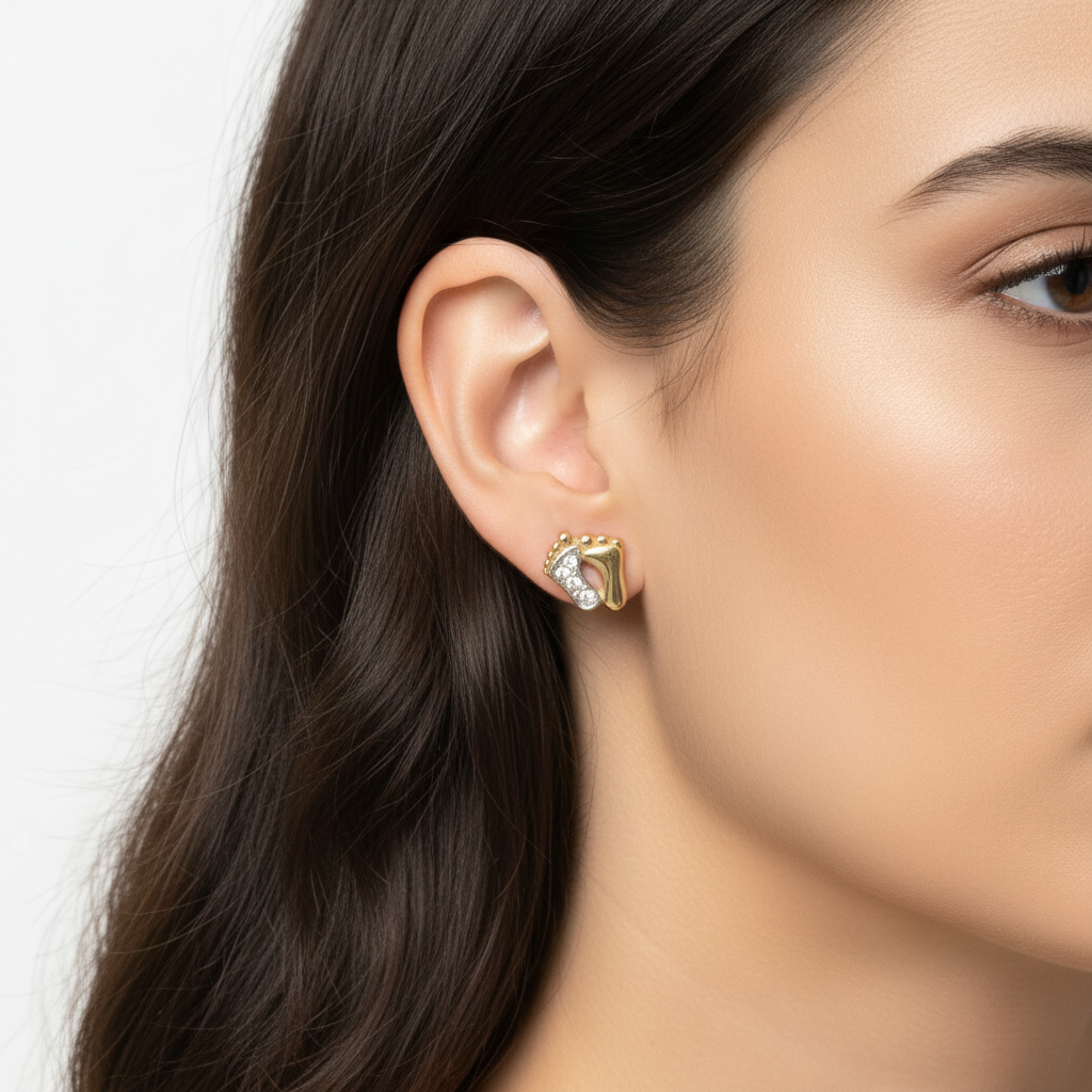 Złote kolczyki (0,89g) „stópki” z cyrkoniami | BigDIAMOND Kraków 1 Model wearing gold earrings with zirconia.