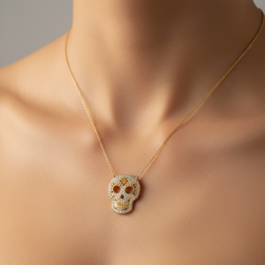 Złoty naszyjnik w kształcie czaszki na dekolcie