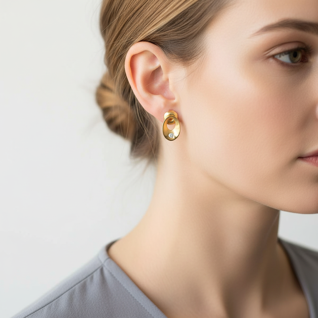 Złote kolczyki owalne z cyrkonią (1,32g) – minimalistyczne kolczyki sztyfty | BigDiamond Kraków 1 Złote kolczyki Ovoid z cyrkonią noszone na modelce